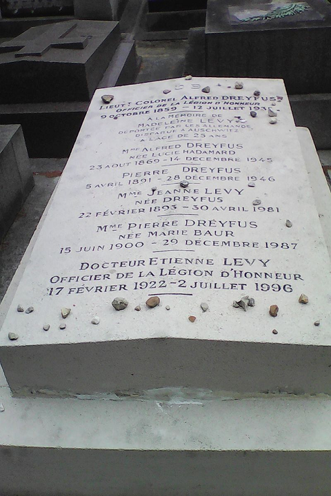 Tombe d'Alfred Dreyfus au cimetière du Montparnasse division 28